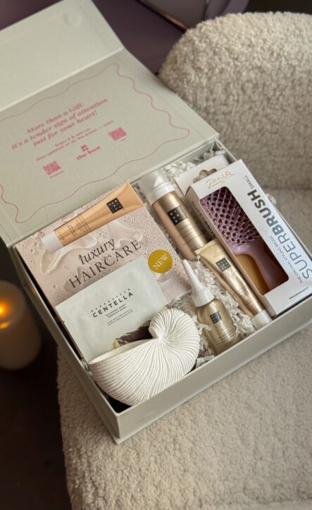 Бокс SOFT LUXE: світла коробка з набором Rituals Luxury Haircare, щіткою Superbrush, маскою Centella та свічкою-мушлею