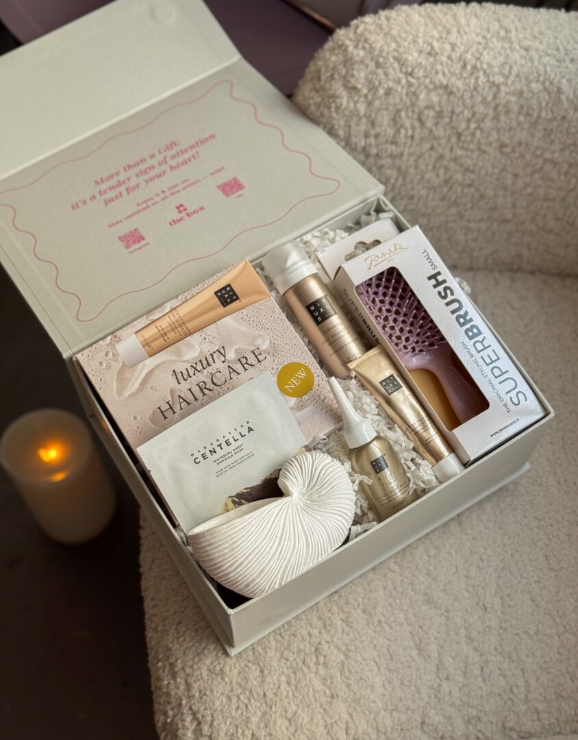 Бокс SOFT LUXE: світла коробка з набором Rituals Luxury Haircare, щіткою Superbrush, маскою Centella та свічкою-мушлею