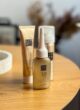 Бокс SOFT LUXE: засоби Rituals для волосся, тюбик, флакон і спрей на дерев'яному столі
