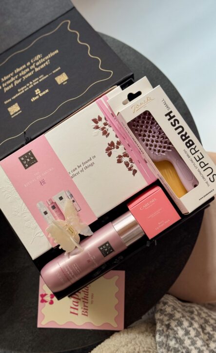 BEAUTY BOX: чорна коробка з подарунковим набором Rituals, щіткою Superbrush, маскою для губ і рожевим спреєм