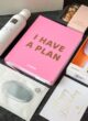 BE YOURSELF зблизька: рожевий планер I Have a Plan, маска Dr.Jart+, шоколад Spell і золота листівка Happy Birthday