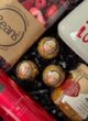 Бокс LOVE POEM: цукерки Mozart, шоколад Beans і джем із сургучною печаткою крупним планом