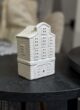 Бокс ME TIME: білий керамічний будиночок-підсвічник на темному столі