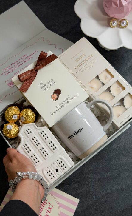 Бокс ME TIME: світла коробка з чашкою me time, свічками White Chocolate, цукерками та будиночком