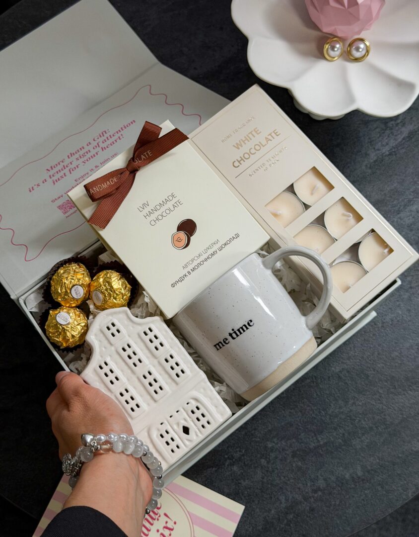 Бокс ME TIME: світла коробка з чашкою me time, свічками White Chocolate, цукерками та будиночком