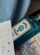 Бокс GIN MOMENT: листівка Best wishes із золотими зірками поруч із пляшкою Bombay Sapphire
