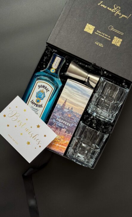 Бокс GIN MOMENT: чорна коробка з джином Bombay Sapphire, набором Snippers Gin, джигером, двома склянками і листівкою
