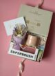 Бокс VIOLET BLOOM: світла коробка з кухлем із ручкою-серцем, щіткою Superbrush, кремом і бузковим букетом