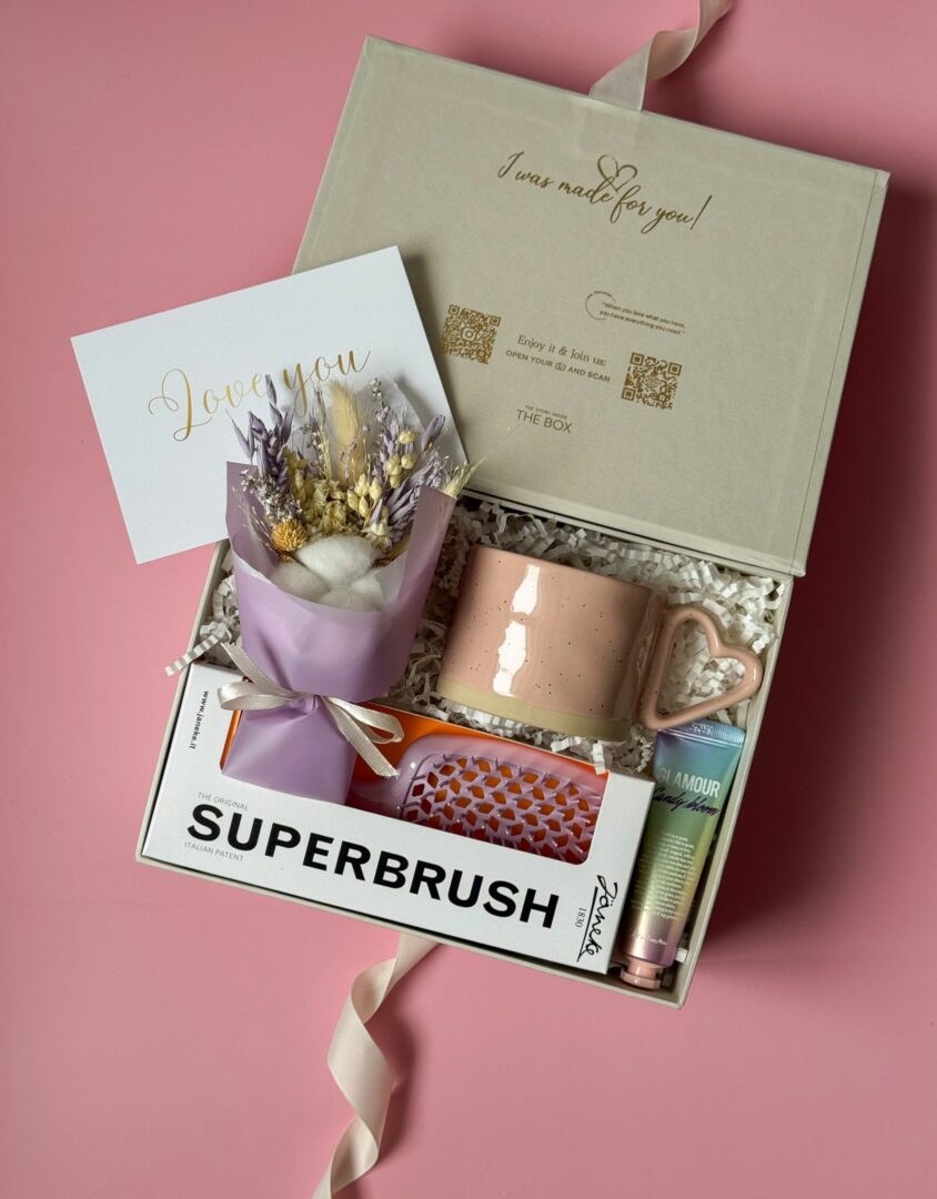 Бокс VIOLET BLOOM: світла коробка з кухлем із ручкою-серцем, щіткою Superbrush, кремом і бузковим букетом