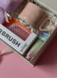 Бокс VIOLET BLOOM: рожевий кухоль із ручкою-серцем і щітка Superbrush крупним планом