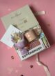 Бокс VIOLET BLOOM: відкрита коробка на рожевому тлі серед конфеті та стрічки