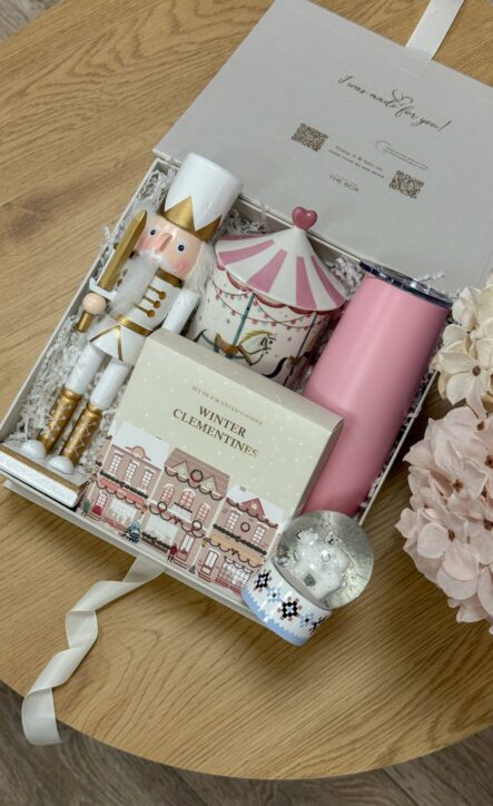 Бокс PINK X-MAS: світла коробка з лускунчиком, чашкою-каруселлю, свічками Winter Clementines і рожевою термочашкою