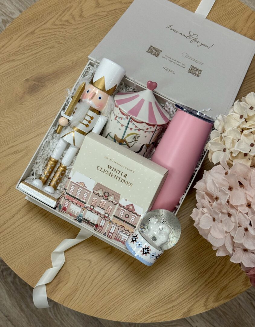 Бокс PINK X-MAS: світла коробка з лускунчиком, чашкою-каруселлю, свічками Winter Clementines і рожевою термочашкою