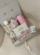 Бокс PINK X-MAS: відкрита коробка на пухнастому кріслі зі сніговою кулею