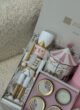 Бокс PINK X-MAS: білий лускунчик і набір свічок у металевих баночках зблизька