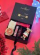 Бокс MOUSE GIFTS: коробка на червоному тлі з льодяниковою паличкою та ялиною