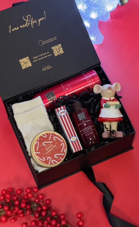 Бокс MOUSE GIFTS: чорна коробка з фігуркою мишки, шкарпетками, свічкою та косметикою Rituals на червоному тлі