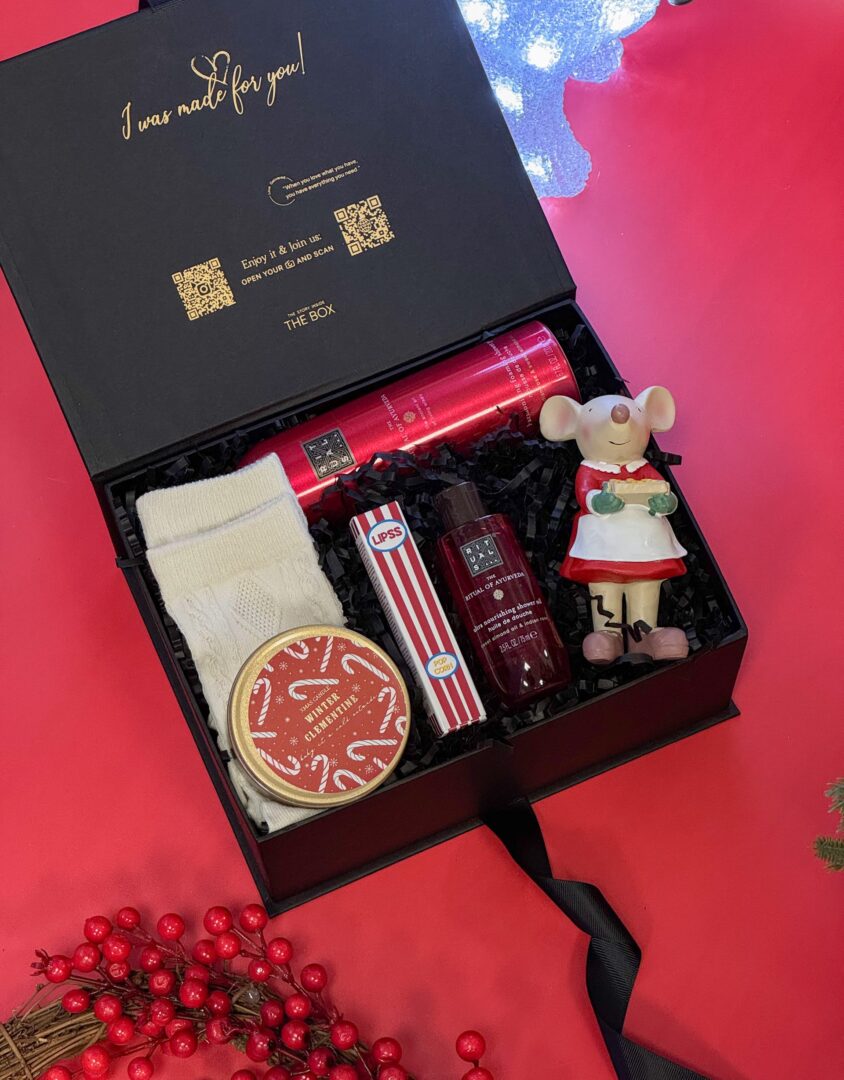 Бокс MOUSE GIFTS: чорна коробка з фігуркою мишки, шкарпетками, свічкою та косметикою Rituals на червоному тлі
