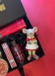 Бокс MOUSE GIFTS: фігурка мишки в червоній сукні та бальзам для губ крупним планом