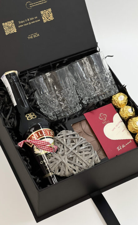Бокс LOVE DELIVERY: чорна коробка з лікером Baileys, склянками, плетеним серцем, шоколадом і Ferrero Rocher