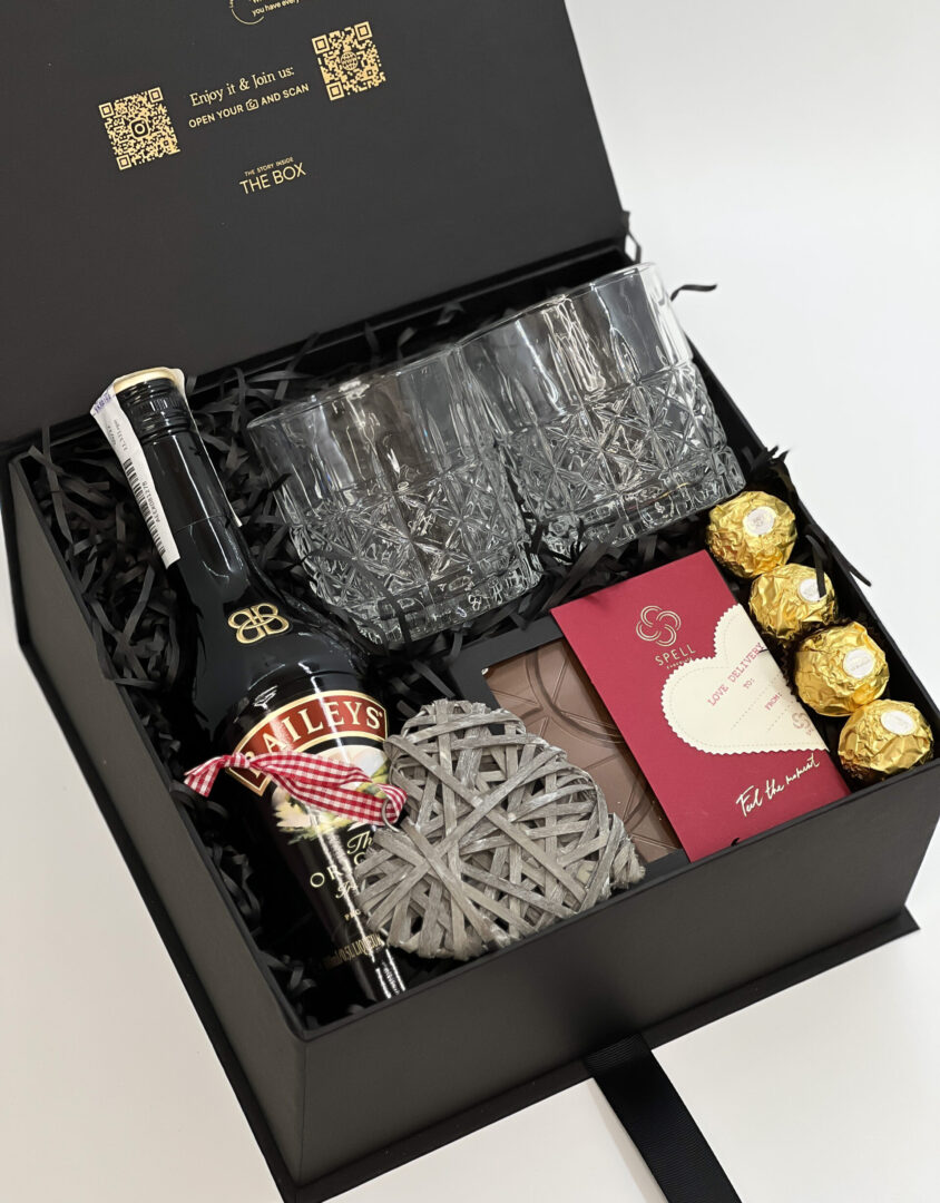 Бокс LOVE DELIVERY: чорна коробка з лікером Baileys, склянками, плетеним серцем, шоколадом і Ferrero Rocher