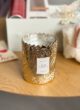 COZY: свічка Pear Vanilla у золотому рельєфному склі на дерев'яному столі