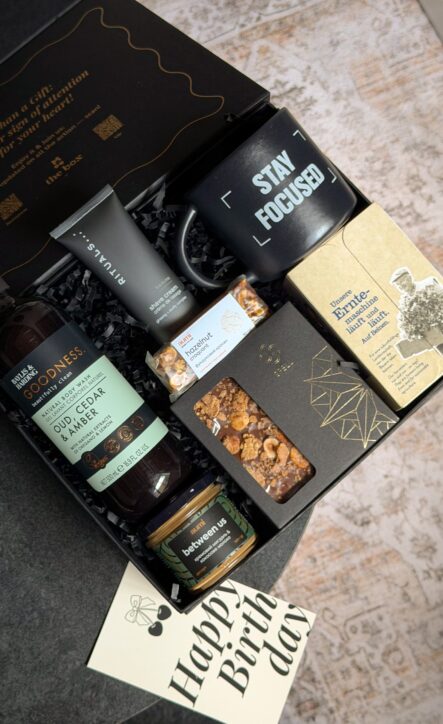 Бокс STAY FOCUSED: чорна коробка з кухлем STAY FOCUSED, гелем Baylis & Harding, кремом Rituals, чаєм і шоколадом