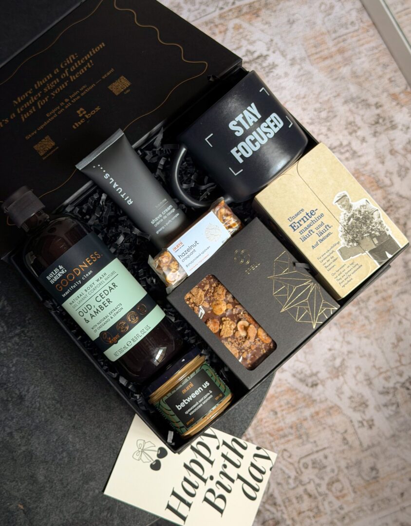 Бокс STAY FOCUSED: чорна коробка з кухлем STAY FOCUSED, гелем Baylis & Harding, кремом Rituals, чаєм і шоколадом