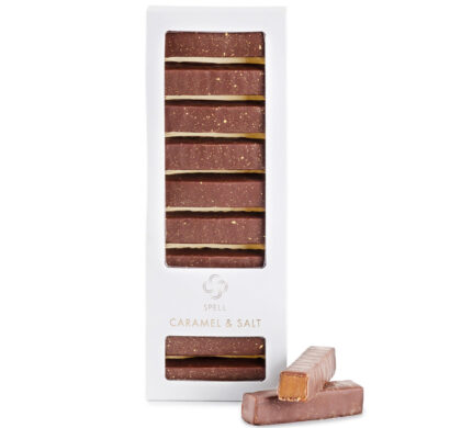 Цукерки шоколадні «CARAMEL & SALT» 180 г: біла коробка Spell з рядом шоколадних батончиків