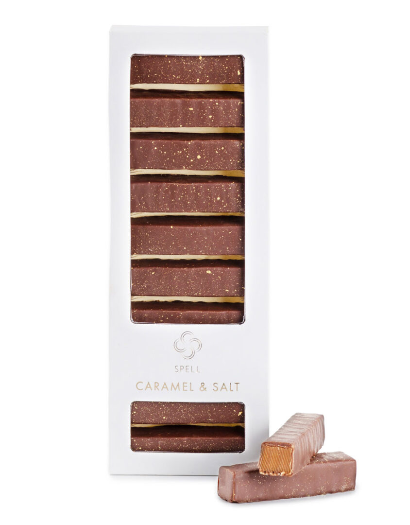 Цукерки шоколадні «CARAMEL & SALT» 180 г: біла коробка Spell з рядом шоколадних батончиків