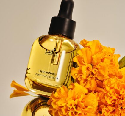 Живильна парфумована олія для пошкодженого волосся Lador Osmanthus 80 мл: флакон із піпеткою серед чорнобривців