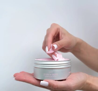 Парфумований баттер для тіла Plum & Cedar від Dott у металевій баночці на долоні
