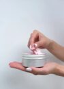 Парфумований баттер для тіла Plum & Cedar від Dott у металевій баночці на долоні
