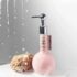 Парфумований гель для душу Dott Plum & Cedar 350 мл у круглому рожевому флаконі з дозатором поруч із губкою
