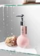 Парфумований гель для душу Dott Plum & Cedar 350 мл у круглому рожевому флаконі з дозатором поруч із губкою