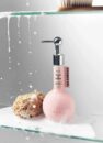 Парфумований гель для душу Dott Plum & Cedar 350 мл у круглому рожевому флаконі з дозатором поруч із губкою