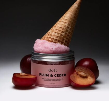Парфумований скраб для тіла PLUM & CEDAR від Dott 350 мл: банка з вафельним ріжком і сливами