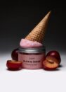 Парфумований скраб для тіла PLUM & CEDAR від Dott 350 мл: банка з вафельним ріжком і сливами