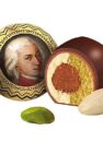 Цукерки «Mozart-Kugeln» з марципаном у чорному шоколаді: цукерка в обгортці та в розрізі з фісташкою