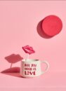 Чашка керамічна «All you need is love» 350мл з декором-губами на рожевому тлі