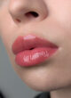 Блиск для губ LIPSS Smells like money на губах: соковитий рожевий глянець крупним планом