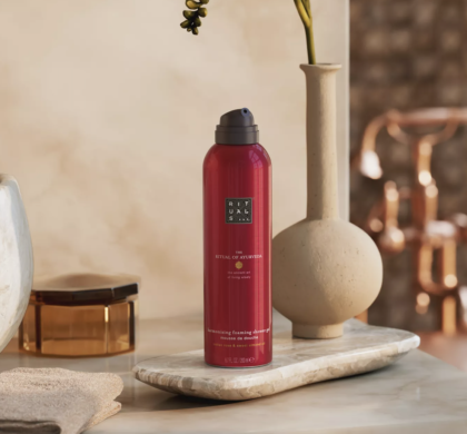Гель-піна для душу Rituals The Ritual of Ayurveda 200 мл: червоний балончик на мармуровій таці поруч із вазою