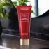 Лосьйон для тіла Baylis & Harding The Edit Cherry Temptation: червона туба на мармуровій полиці у ванній