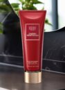 Лосьйон для тіла Baylis & Harding The Edit Cherry Temptation: червона туба на мармуровій полиці у ванній