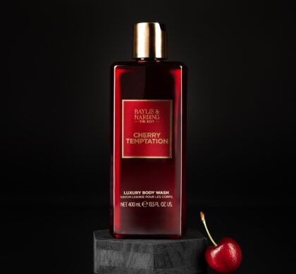 Гель для душу Baylis & Harding The Edit Cherry Temptation: червона пляшка з золотою кришкою та вишня на темному тлі