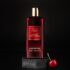 Гель для душу Baylis & Harding The Edit Cherry Temptation: червона пляшка з золотою кришкою та вишня на темному тлі