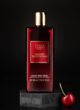Гель для душу Baylis & Harding The Edit Cherry Temptation: червона пляшка з золотою кришкою та вишня на темному тлі