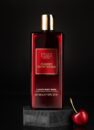 Гель для душу Baylis & Harding The Edit Cherry Temptation: червона пляшка з золотою кришкою та вишня на темному тлі