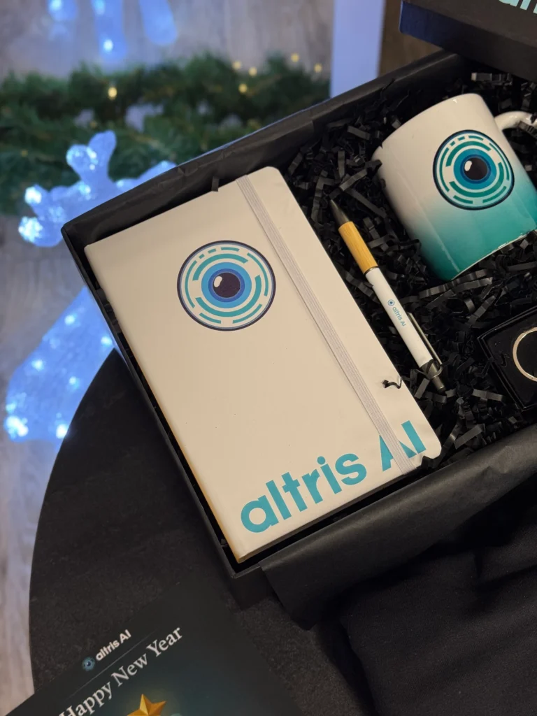 Блокнот і чашка з логотипом у боксі Altris AI