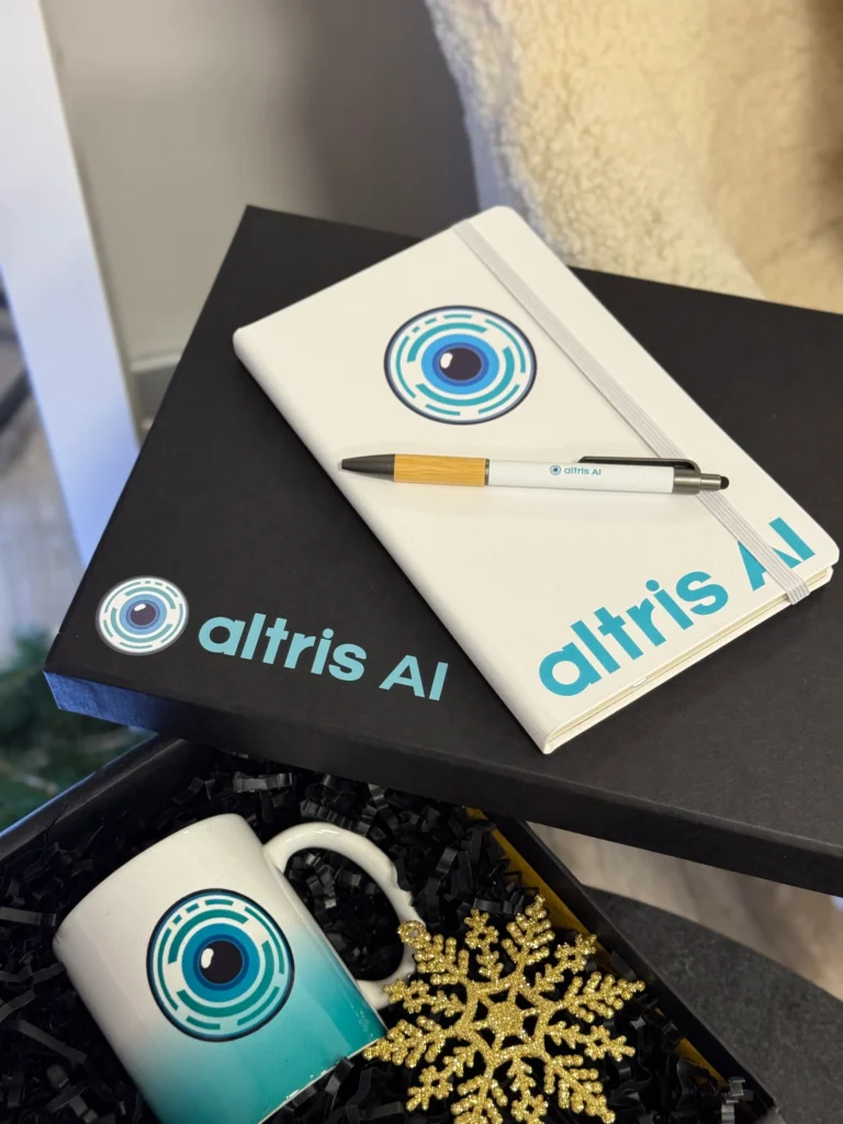 Білий блокнот і ручка Altris AI на чорній коробці